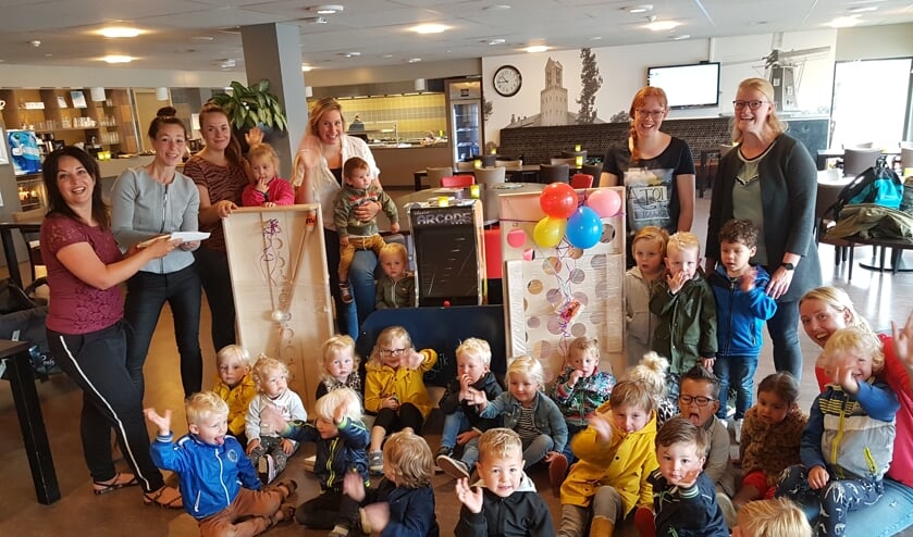 De kinderen hebben met hun kunstwerken spellen kunnen kopen voor de Pronsweide. Foto: eigen foto