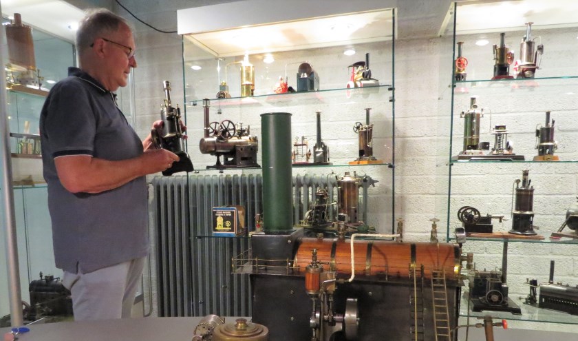 Dick Chargois is trots op de puike stoommachientjes in het Openbaar Vervoer & Speelgoed Museum in Doetinchem. Foto: Josée Gruwel