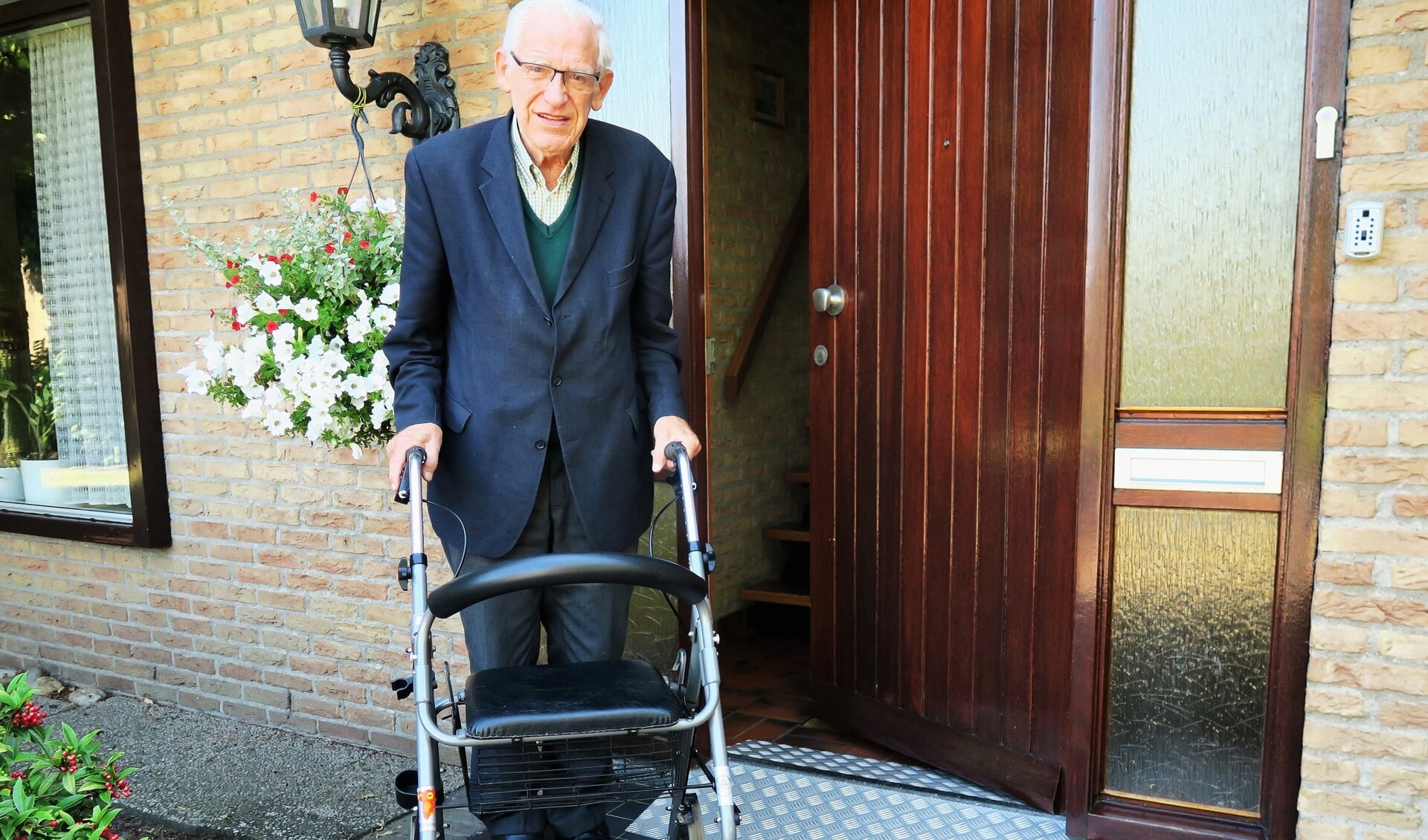 Emeritus pastoor Hendrik Scholten voor zijn woning in Beltrum. Foto: Theo Huijskes