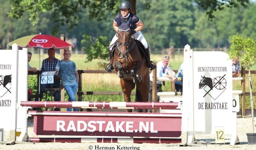 Ellen Hietbrink van LR Ruurlo onder toeziend oog van vrijwilligers van LR Ruurlo. Foto: PR