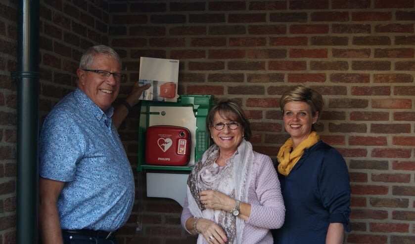 Wim de Jager, Kea Donker en Saskia Arendsen (v.l.n.r.) bij de AED van De Heurne Oost. Foto: Edith Derksen