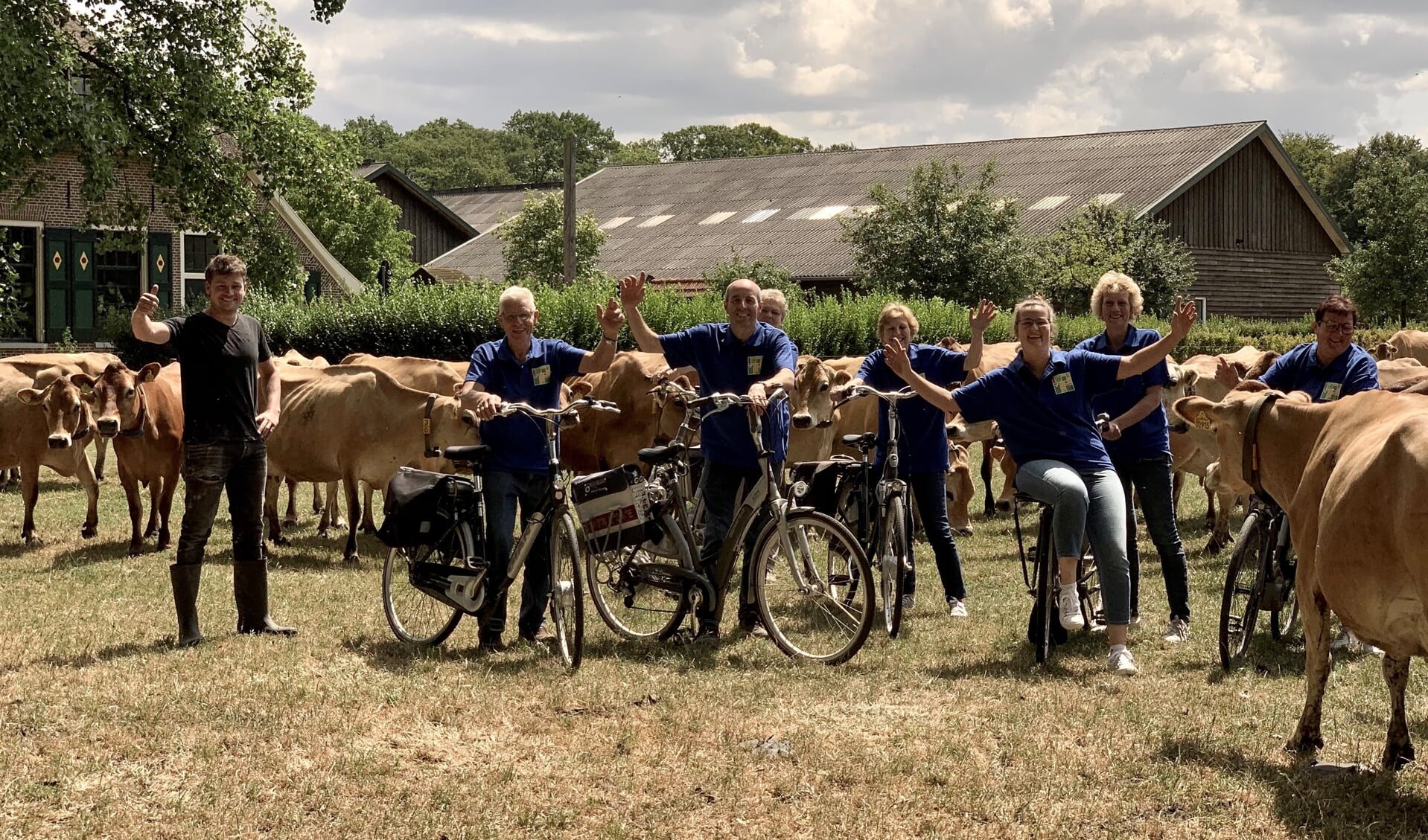 Het bestuur van Fiets de Boer op Hengelo en veehouder Dirk Ruessink. Foto: Peter Vorderman