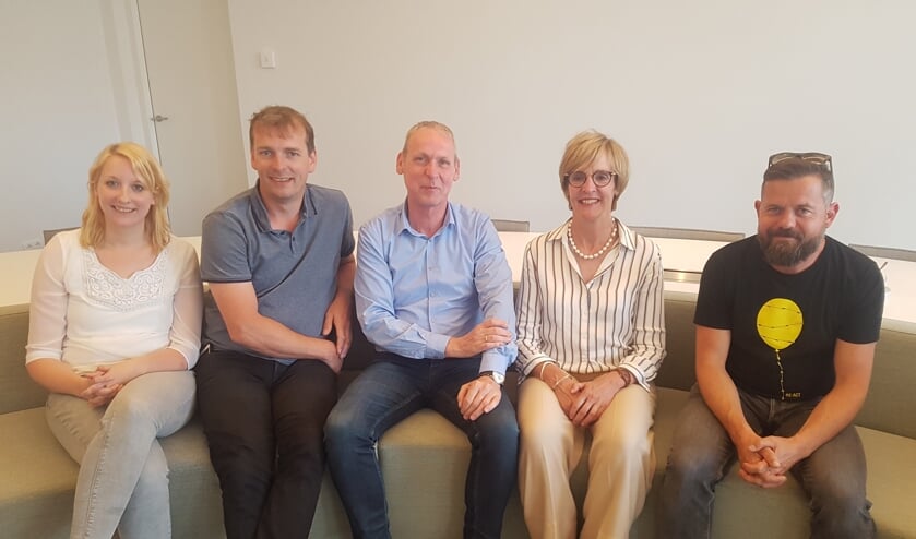 Vlnr: Marian Roerdinkholder en Rob Kuenen van OGJO, wethouder Jos Hoenderboom, burgemeester Annette Bronsvoort en Gijs Jolink van de Feestfabriek.