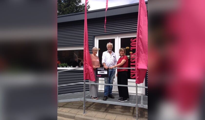 Frans Ticheloven mag namens de Vrienden van de Antoniushove een mooie cheque in ontvangst nemen. Foto: eigen foto