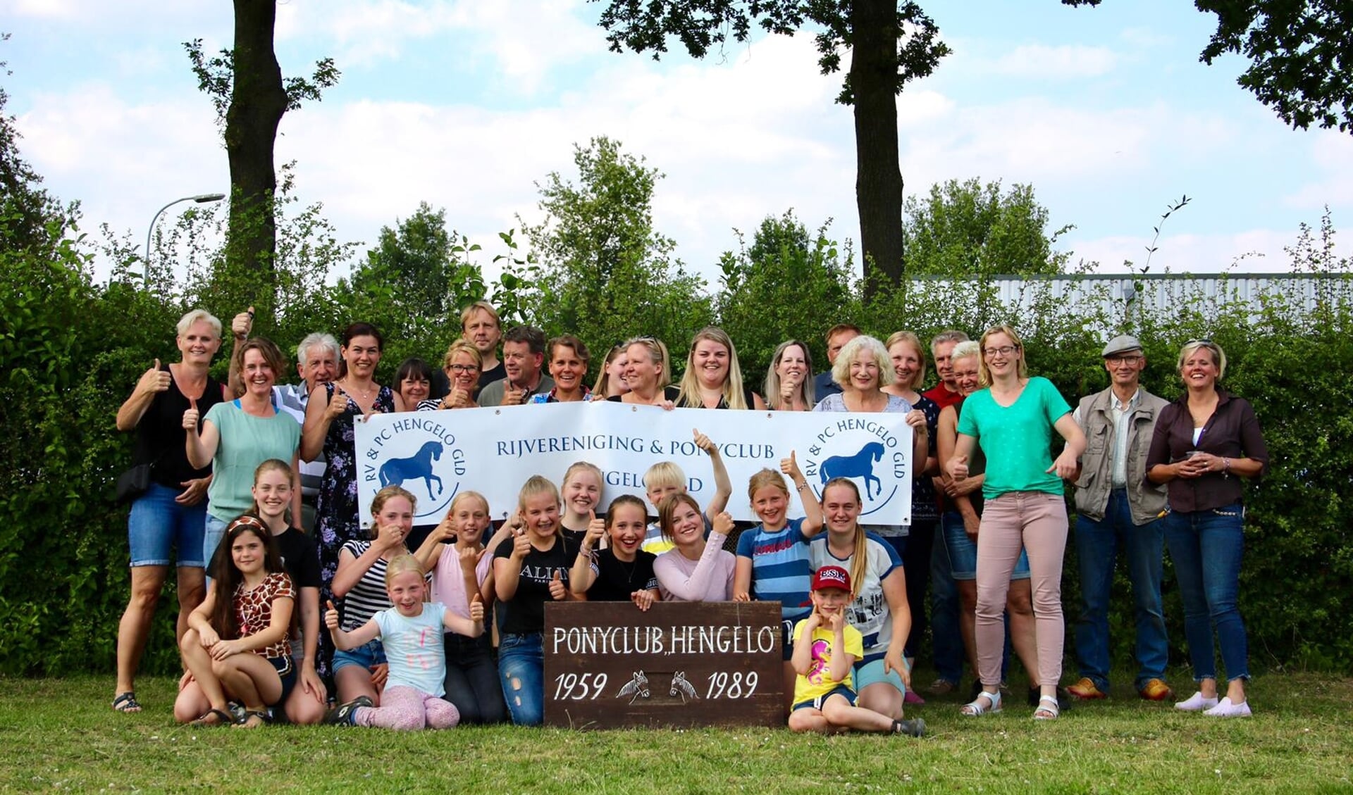 Groepsfoto Rijvereniging en Ponyclub Hengelo Gld. Foto: Emely Herwers