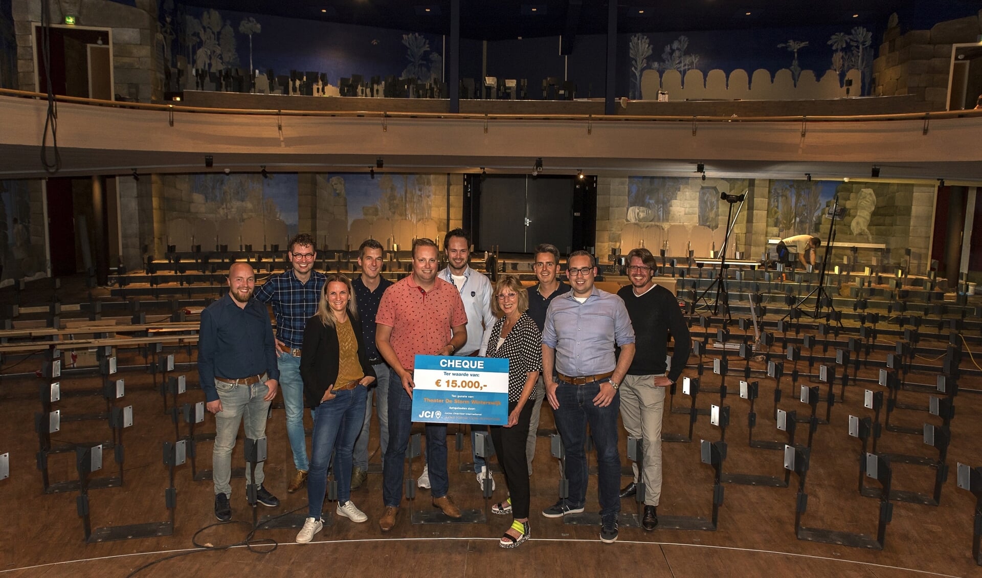 De cheque werd overhandigd in de theaterzaal die momenteel gerenoveerd wordt. Foto: Annet Piek