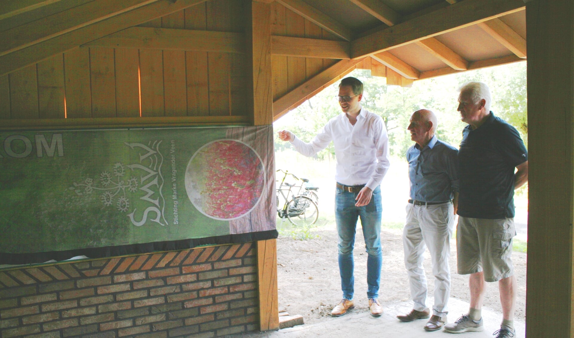 Wethouder Porskamp onthult bij wijze van opening het informatiebord in de schuilhut 'Kerkdijk'. Foto: Dinès Quist