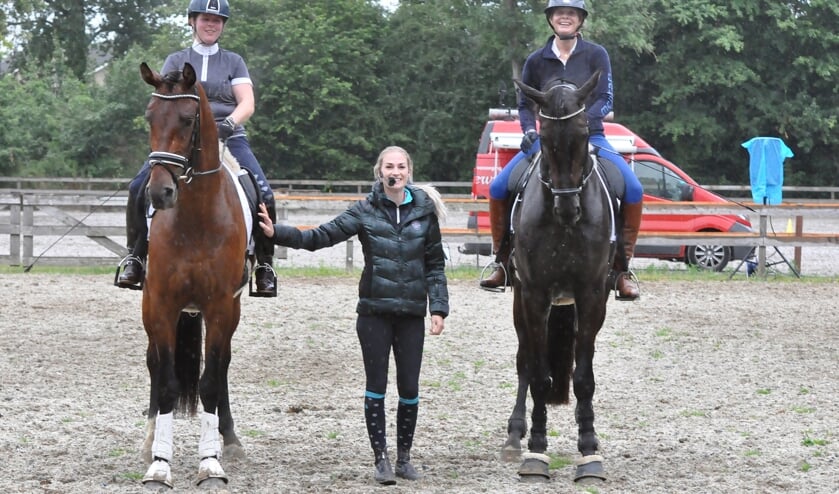 Dressuuramazone Dinja van Liere met Inge Santman-Berends met Katouch (l.) en Marlon van Wissen met Knoxville. Foto: Theo Janssen