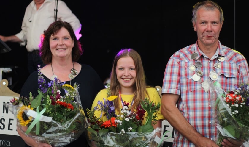 Vlnr. koningin Wilma klein Gebbink, jeugdkoningin Kyra Lansink en koning Paul Ottink. Foto: PR