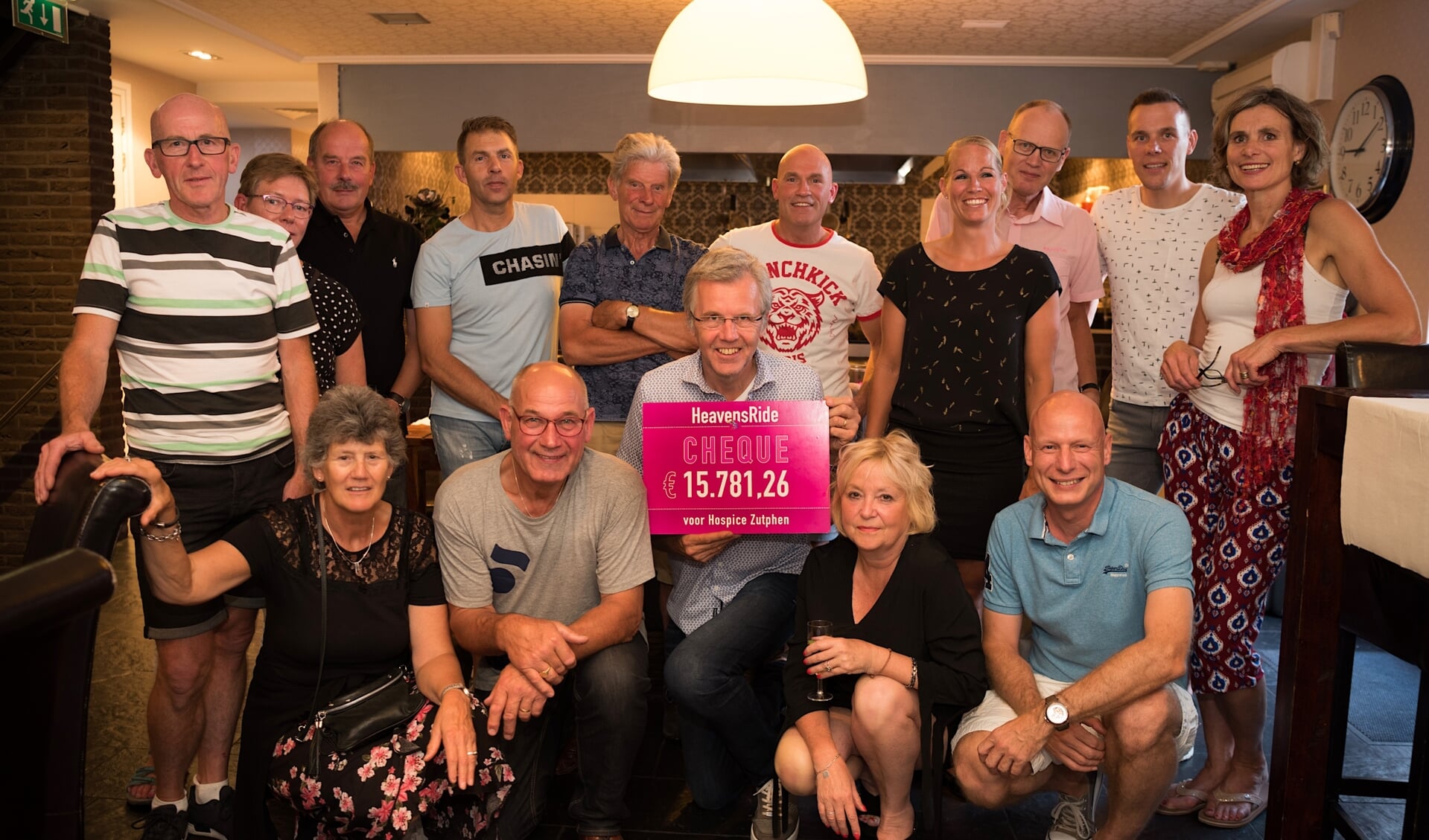 Medewerkers van Hospice Zutphen en  vrijwilligers en het bestuur van de Stichting Heavensride. Foto: Esther Tanis