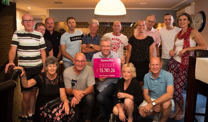 Medewerkers van Hospice Zutphen en vrijwilligers en het bestuur van de Stichting Heavensride. Foto: Esther Tanis