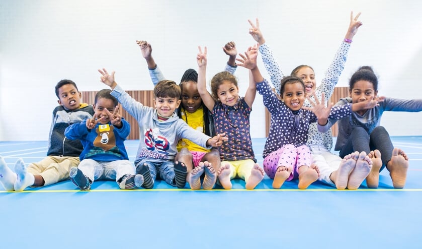 Kinderen willen sporten in sporthal AZC Zutphen. Foto: Pim Helmich