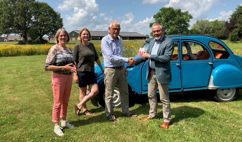 Wethouder Evert Blaauw (r.) overhandigt een Netflixcadeaukaart aan Ina, Dieuwke en Bertus Rietberg. Foto: PR