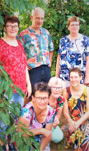 Het organiserend comité van De Boer Op in de kersenboomgaard van de familie Selman. Foto Reinier Kroesen