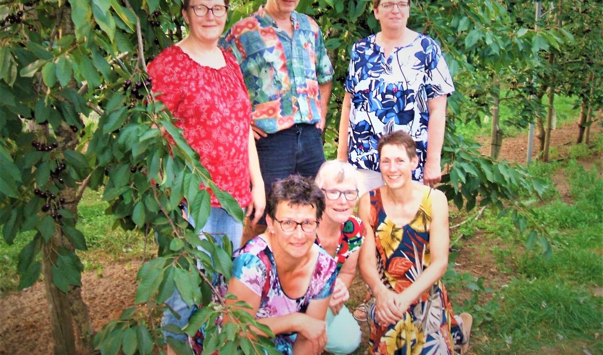 Het organiserend comité van De Boer Op in de kersenboomgaard van de familie Selman. Foto Reinier Kroesen