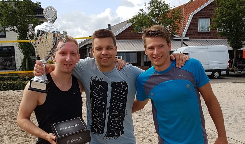Team Grol 1 poseert met de prijzen. Foto: Peter Kolkman