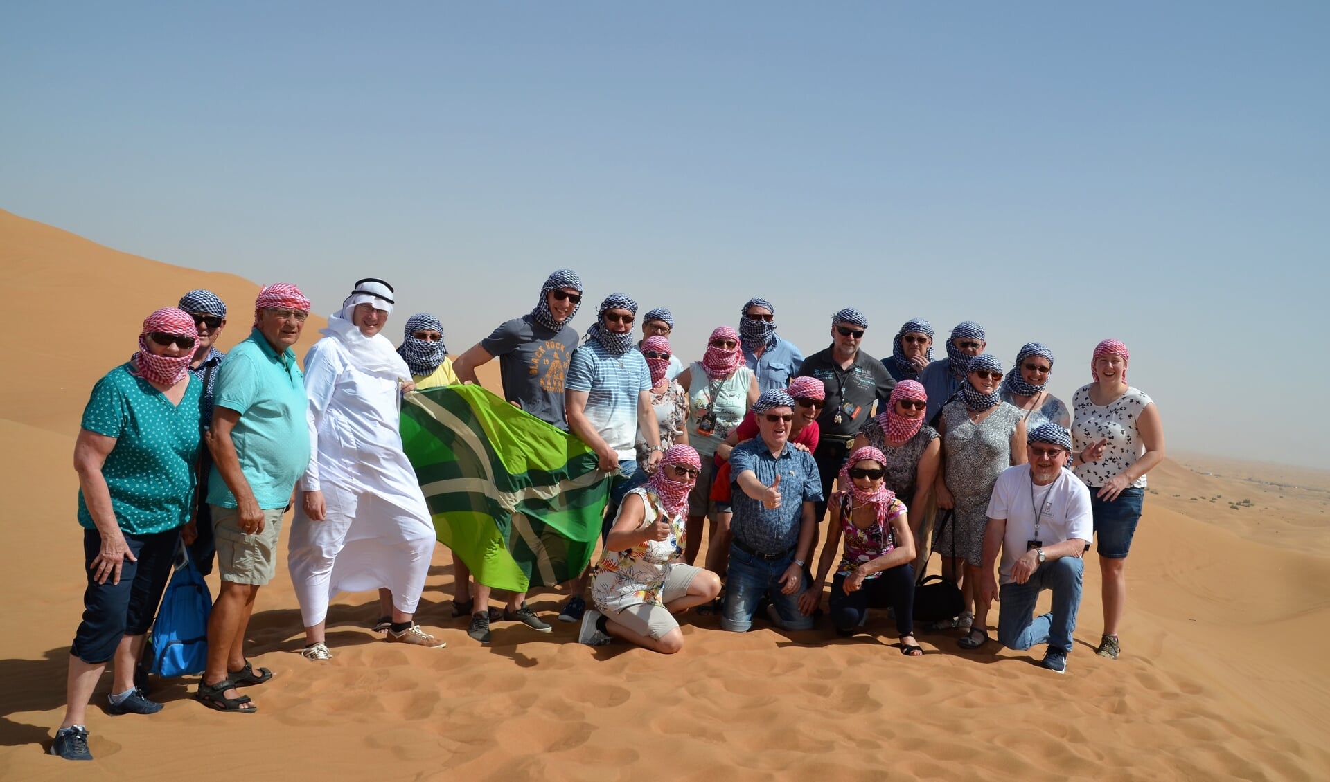 Folkloristische Dansgroep De Iesselschotsers uit Steenderen en omstreken tijdens een safari in de woestijn van het Verenigde Arabische Emiraat Sharjah. Foto: Johan Braakman