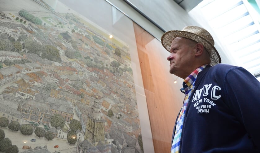 Van een afstandje kijkt Henk Bouwman naar het eerste deel van zijn tekening. Foto: Alize Hillebrink