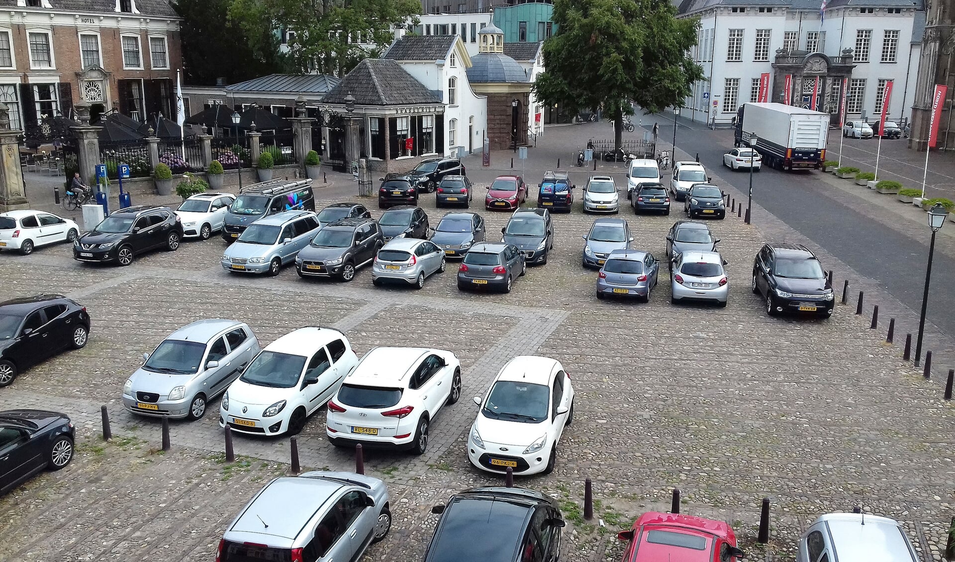 Het huidige straatbeeld met parkeerplaats op het 's Gravenhof. Nu nog parkeerplaats. Straks een toeristische attractie. Foto: Alize Hillebrink