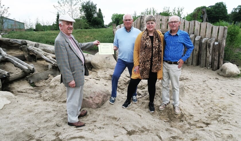 Voorzitter Ben Verheij (links) overhandigt de cheque aan Willy Vaags en Nicole Rouwmaat. Geheel rechts penningmeester Ben Oosterhuis. Foto: Theo Huijskes