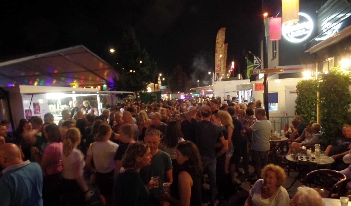 De doorstroming van het publiek verliep rond de feesttent op sommige momenten in de avonduren door de massale belangstelling moeizaam. Foto: Jan Hendriksen