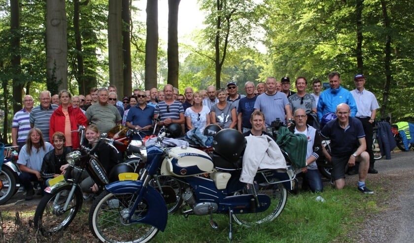 Toerclub Oldtimer Bromfietsen bijeen tijdens zomerrit. Foto: P:R