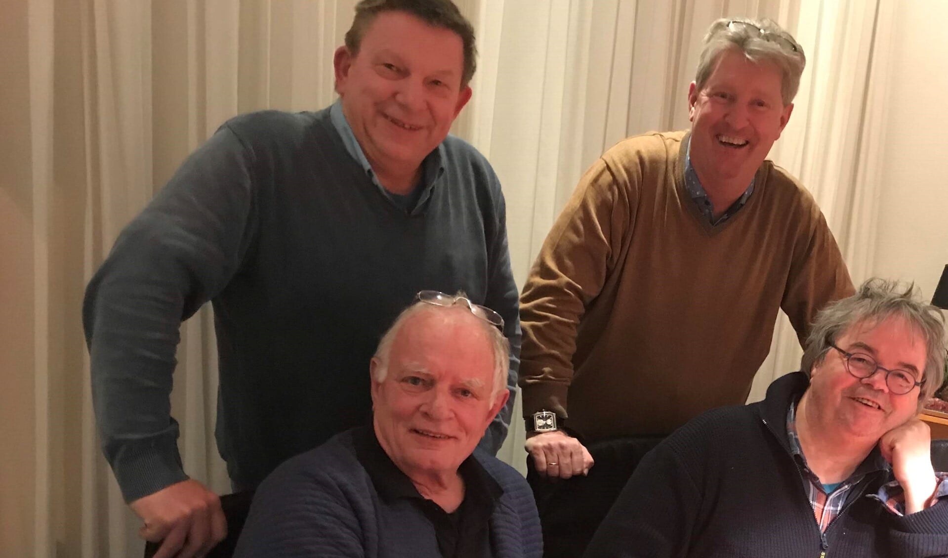 Bert Scheuter (links staand), Gerrit Jan Heijink en Hans Mellendijk (beiden zittend) samen met voorzitter Ronald Ruesink van SC Varsseveld. Foto: PRr)