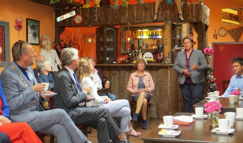 Suxanne Ruesink vertelt de commissaris over wat op het platteland leeft. Foto: Bernhard Harfsterkamp