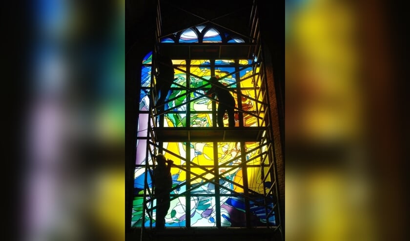 Het plaatsen van raam in de Nieuwe Kerk te Delft. Foto: PR
