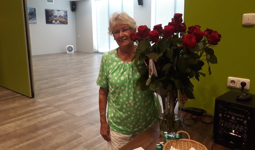 Rikie samen met haar bloemen. Foto: PR