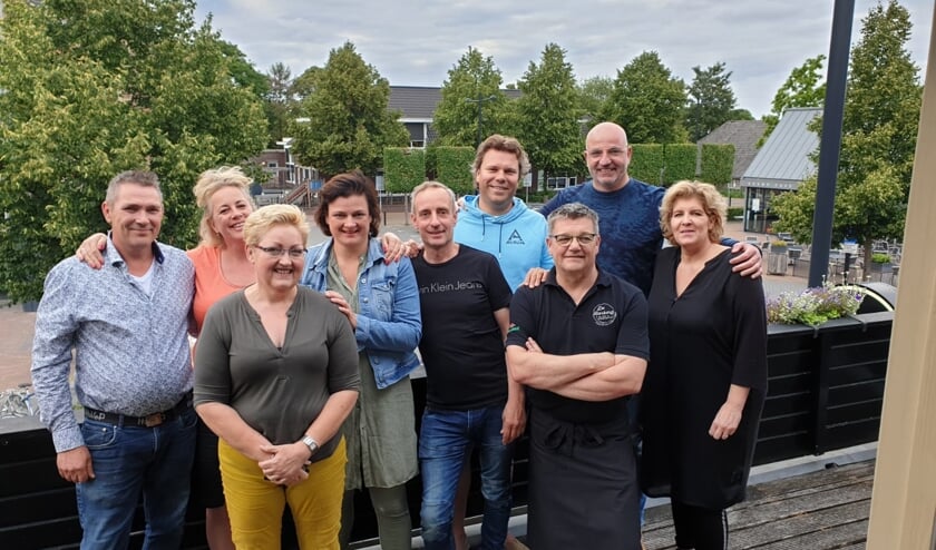 De leden van de Vordense Zomerfeestcommissie en de Vordense horecaondernemers met op de achtergrond het Marktplein waar een centrale feesttent zal komen. Foto: PR.