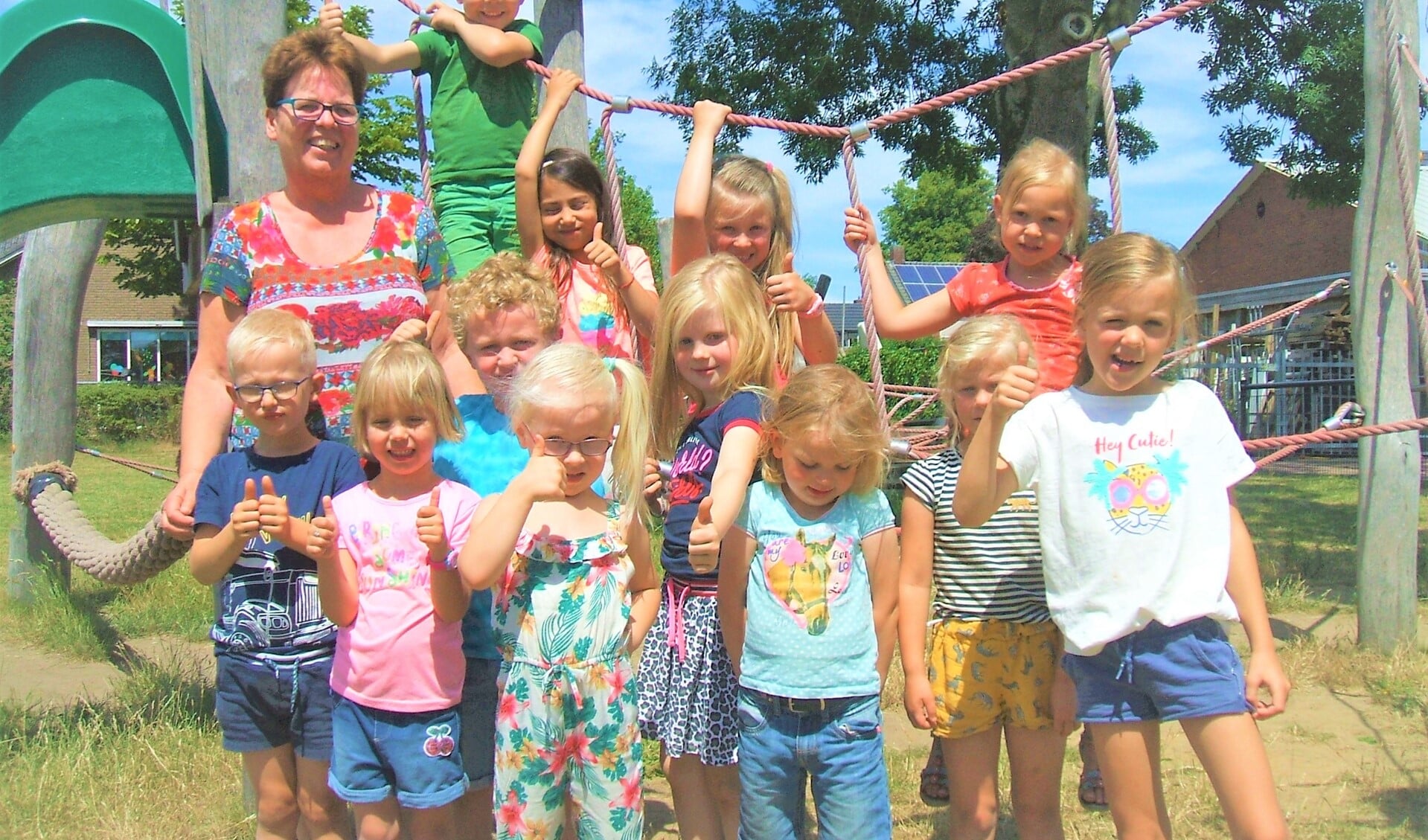 Juf Doortje IJnsen met 'haar' kinderen. Foto: Reinier Kroesen