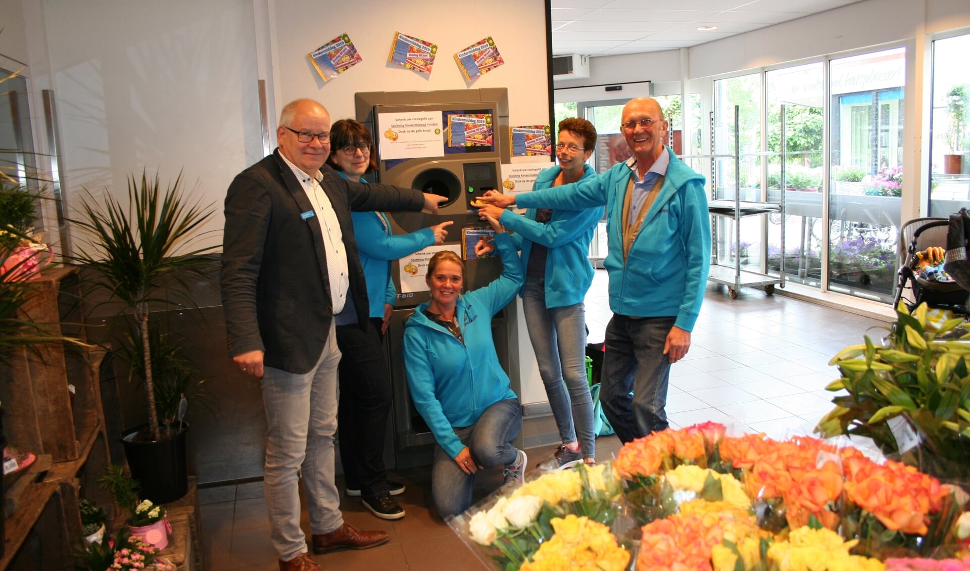 Wilbert Grotenhuys en het bestuur van Stichting Huttenbouwdagen Vorden. Foto: PR