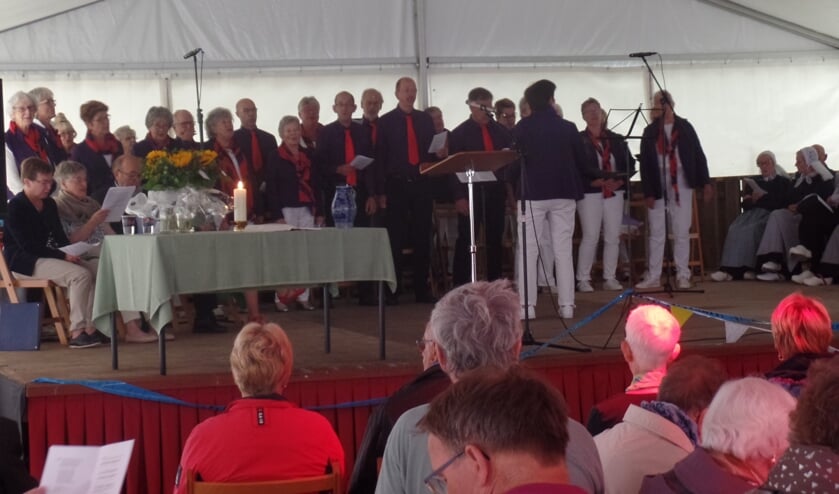 Aan de tentdienst verleenden koor Schouder aan Schouder en de Achterhookse Folkloredansers hun medewerking. Foto: Jan Hendriksen.