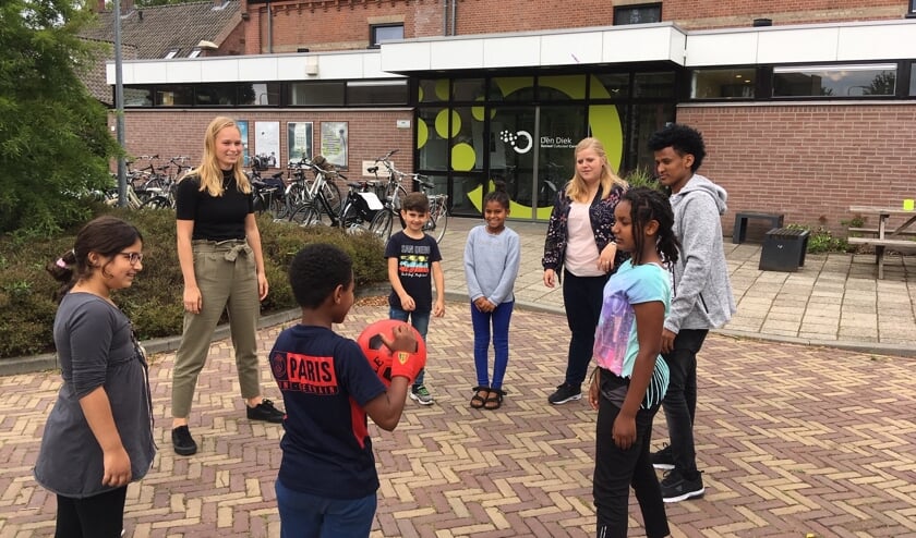 Eva Kuijl (links) en Doreen Wolterink helpen op een speelse manier jonge nieuwkomers bij de Zomerschool met taal. Foto: Barbara Pavinati