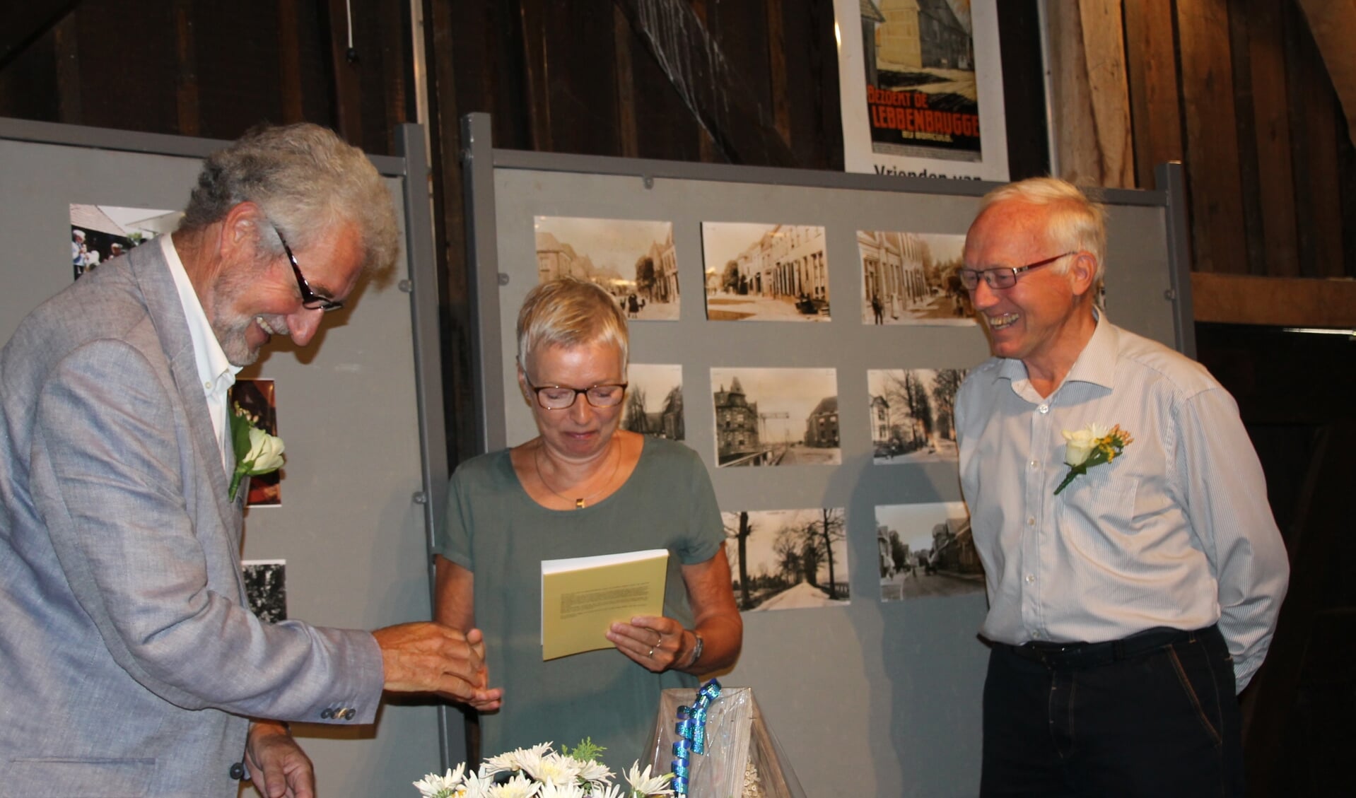 Ben van Dijk overhandigt de eerste boekjes aan Willemien en Jan Schepers, de nazaten van de laatste bewoners van De Lebbenbrugge. Foto: Lydia ter Welle