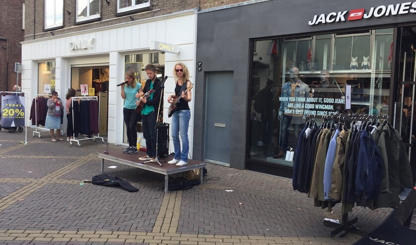 Veel muziek in het centrum tijdens koopzondag 'Lekker Zomers Genieten'. Foto: PR