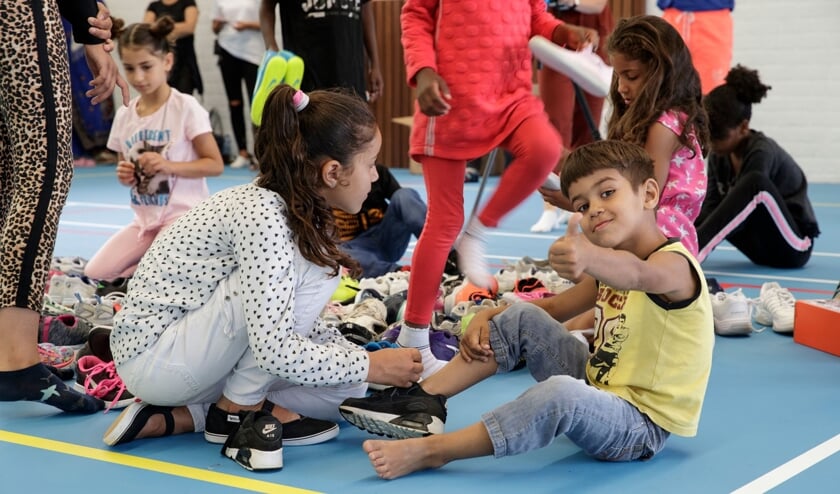 Ruim 100 zaalsportschoenen voor AZC. Foto: Patrick van Gemert