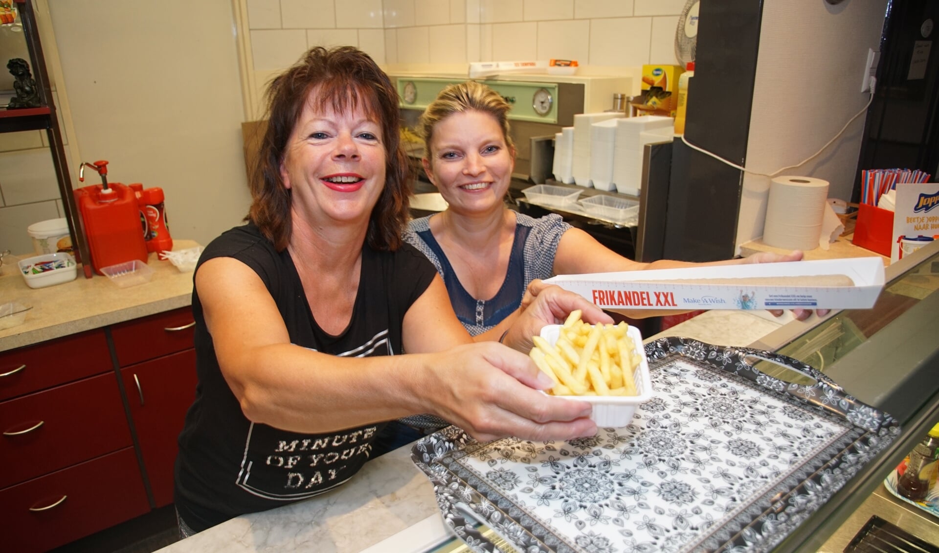Marianne Kraaijenbrink en Dayenne Wanders in de snackbar. Foto: Frank Vinkenvleugel