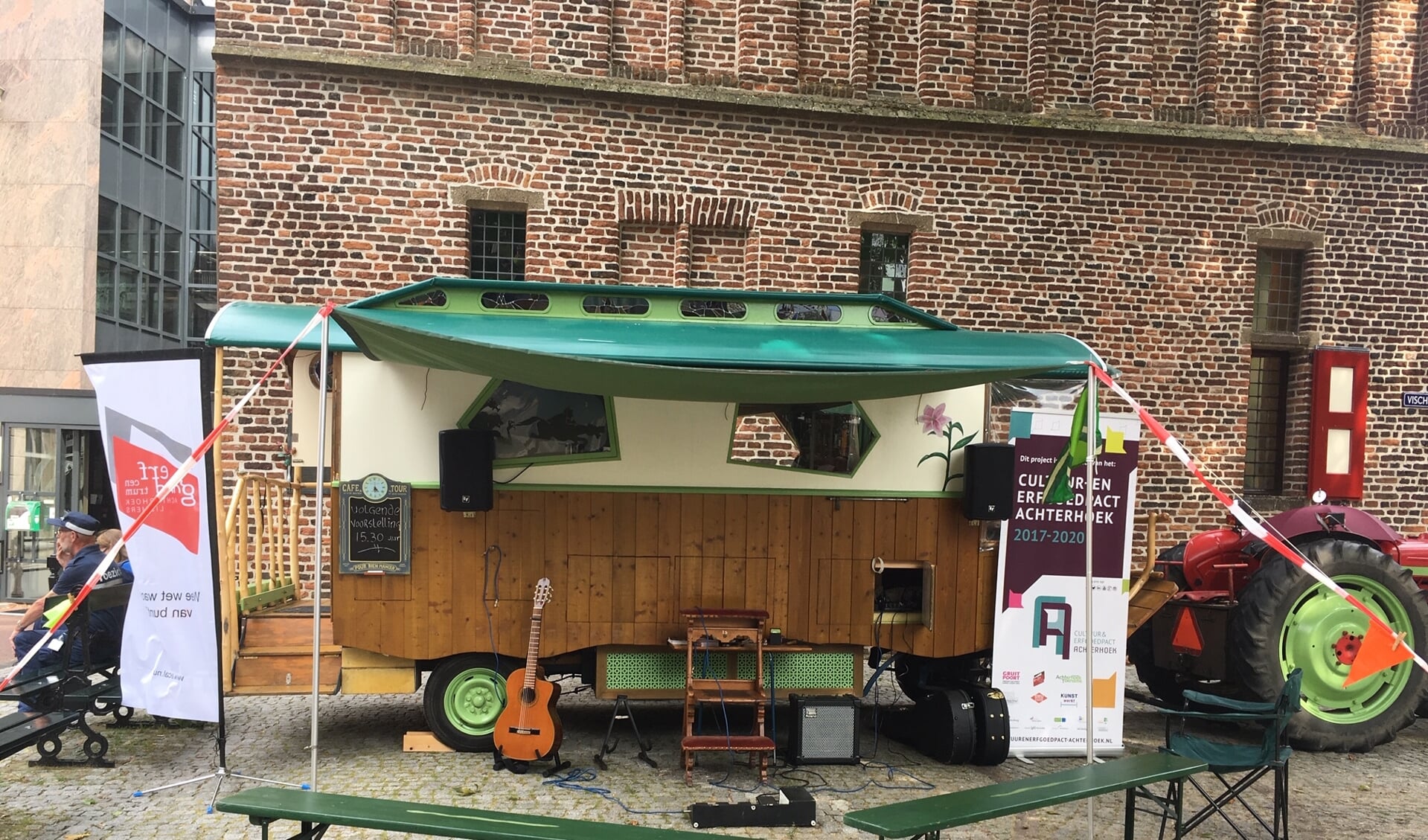 De woonwagen van Gery Groot Zwaaftink, die hij gebruikt bij zijn optredens. Foto: Gery Groot Zwaaftink