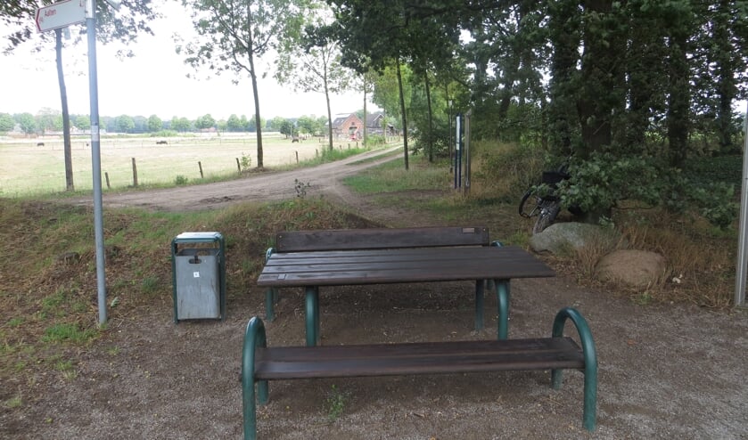 Het bankje net over de Duitse grens. Foto: Bernhard Harfsterkamp