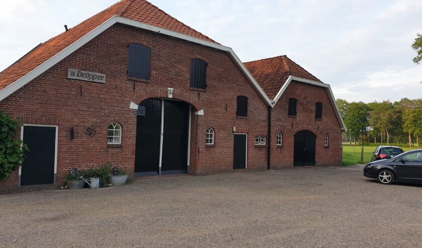 Het stuk wordt opgevoerd bij boerderij 'n Dröpper. Foto: Erik Blekkink