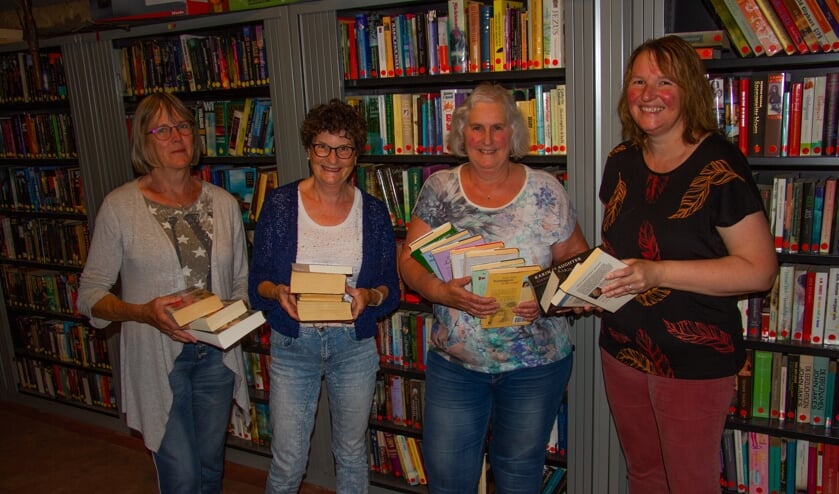 Vrijwilligsters van de Flopbieb: Ina Rietberg, Anneke van Helvoort, Philippien Klein Lenderink en Hermien Groot Tjooitink. Foto: Liesbeth Spaansen