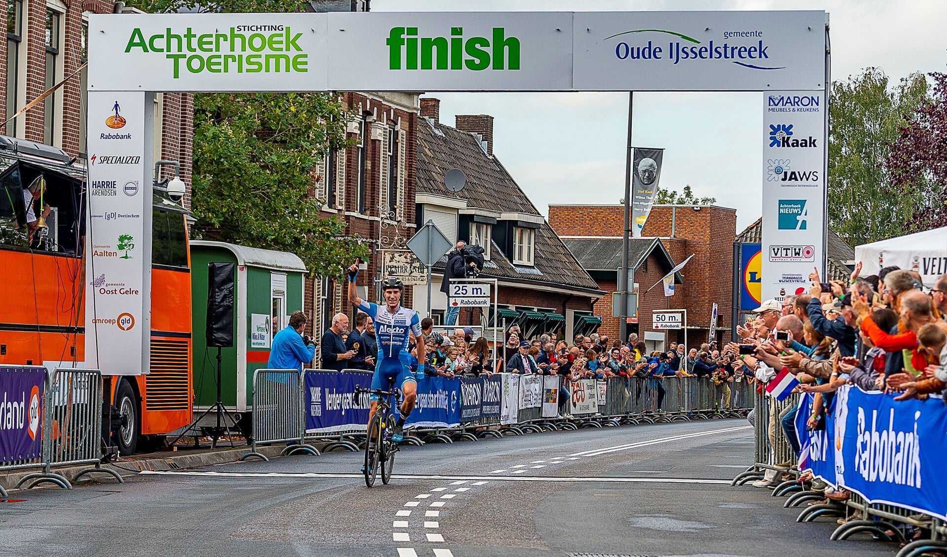 Marco Doets komt solo als eerste over de finish in Terborg en schrijft daarmee de Ronde van de Achterhoek 2019 op zijn naam. Foto: Henk van Raaij