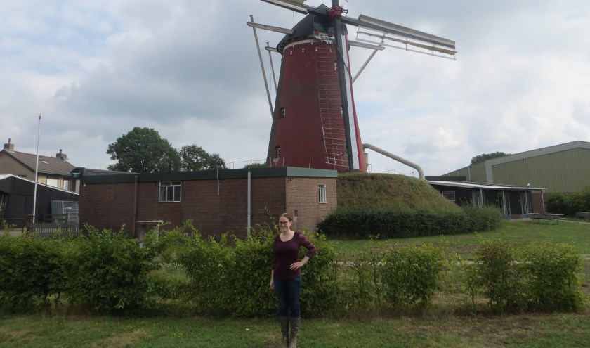 Gerloeske Brezet bij de molen in Lintelo, waar ze naast woont. Foto: Bernhard Harfsterkamp