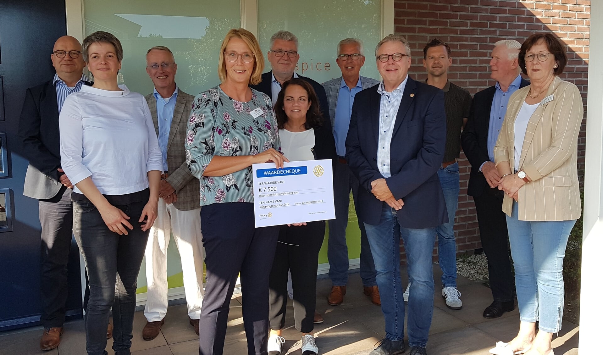 Rotaryleden uit Winterswijk en Gronau samen met bestuursleden en een coördinator van Hospice de Lelie. Foto: Selma Hannink-van Ommen