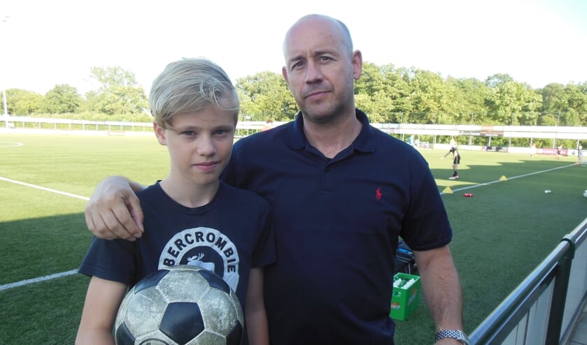 Zo vader, zo zoon. Van 23 tot en met 25 augustus staan Ruben en Milan Klaver namens de gastheren respectievelijk langs en binnen de lijnen tijdens het ‘Salland Electronics Under 13 Tournament FC Zutphen’. Foto: Eric Klop