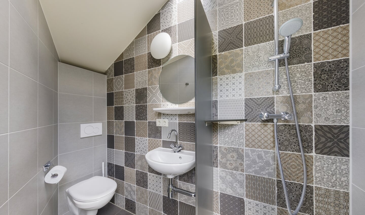Bij De Twee Bruggen in Winterswijk zijn kampeerplekken met privé-sanitair met een eigen douche, wc en wastafel. Foto: Ton Hurks