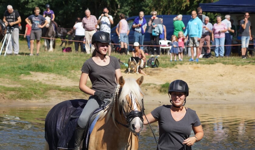 De deelnemers aan de Barchemse Paardenvierdaagse zullen zowel donderdag als zaterdag de Slinge doorwaadden. Foto: Gradus Derksen.