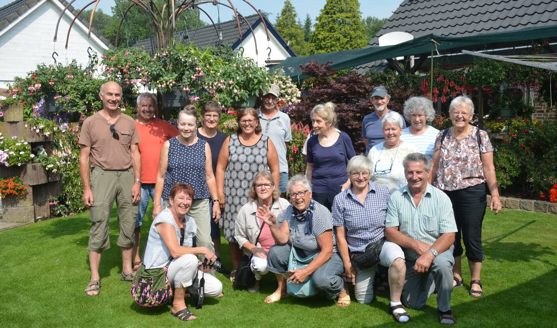 Een groep Zwitserse liefhebbers van de 'Schweizeriche Fuchsienverein' keken hun ogen uit in de tuin. Foto: PR